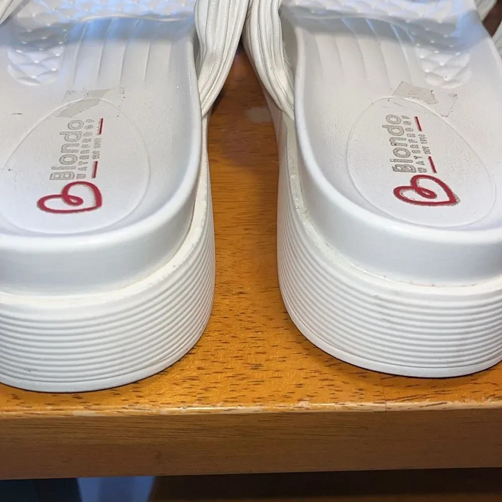 EXCELLENT CONDITION WOMEN’S 8.5 BLONDo WHITE WATERPROOF CADEE SANDALS/SLIDES